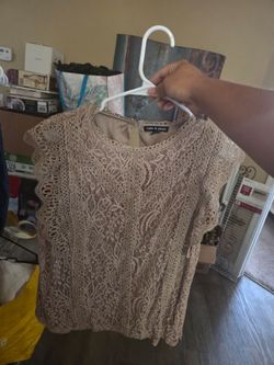 Size (M/L)  the color is like a pink tan color and the brand is (cable and gauge)