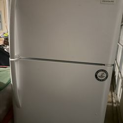 Frigidaire White Refrigerator With freezer 