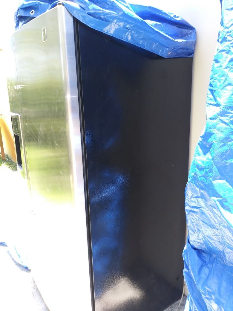 Refrigerator two doors