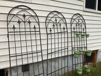 3 piece iron trellis wall with 9 flower pot hangers & pots