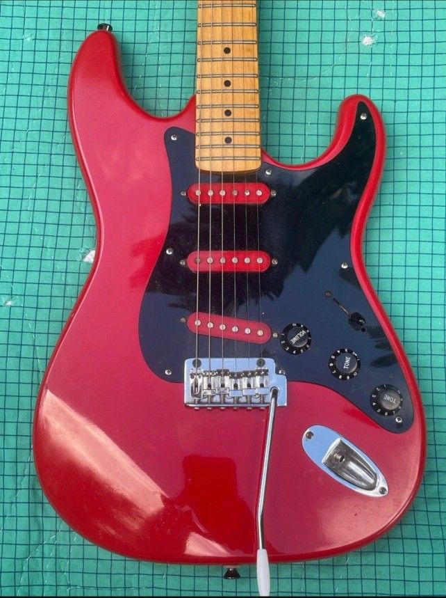 EPIPHONE S 310 GIBSON STRAT EXCELLENT CONDITION STRAIGHT NECK WITH LOW ACTION/TREMOLO WITH A MATCHING HEAD STOCK/MAPLE NECK.