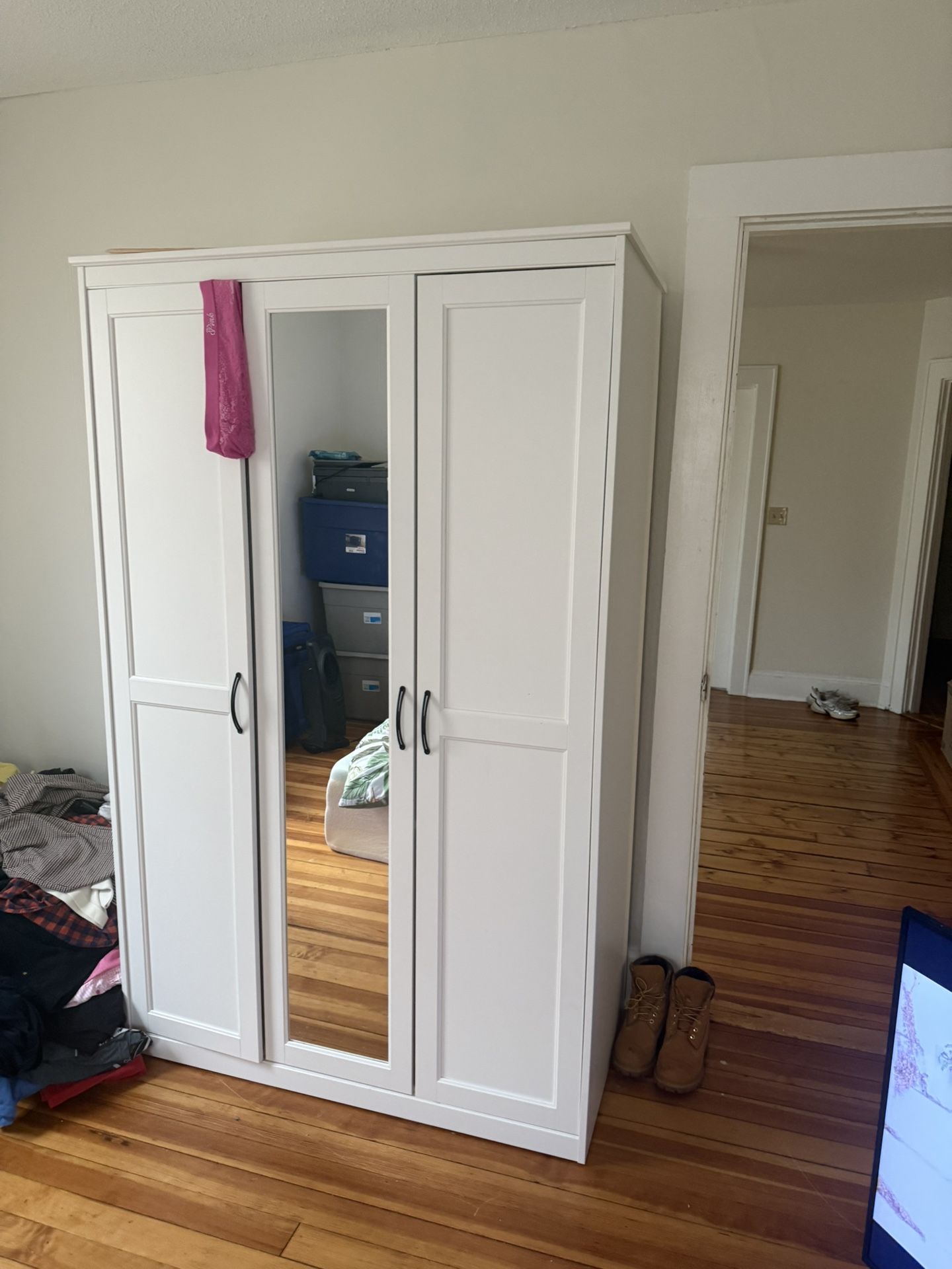 Closet perfect shape in good condition