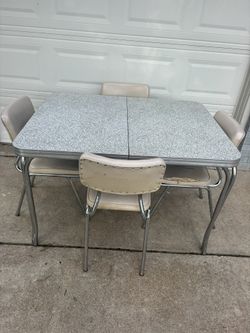 1950s Chrome Table With 2 Leafs And 4 Chairs