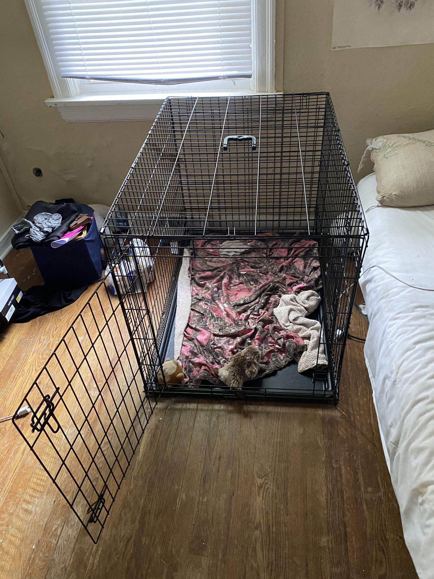 L or XL Dog Crate (Pending Pickup)