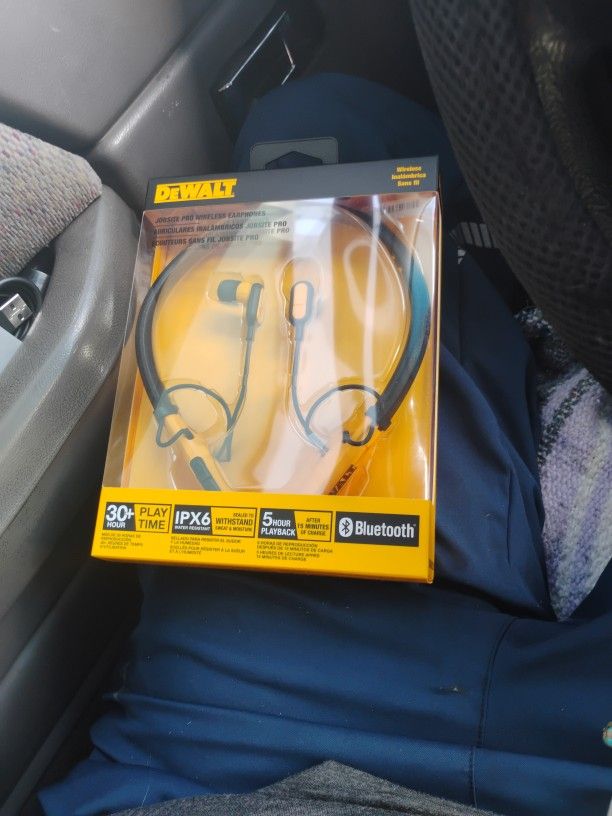 DeWalt wireless Earphones