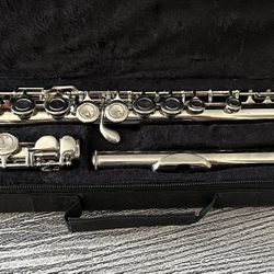 Flute with carry case & extra curved head joint piece in excellent condition. $75