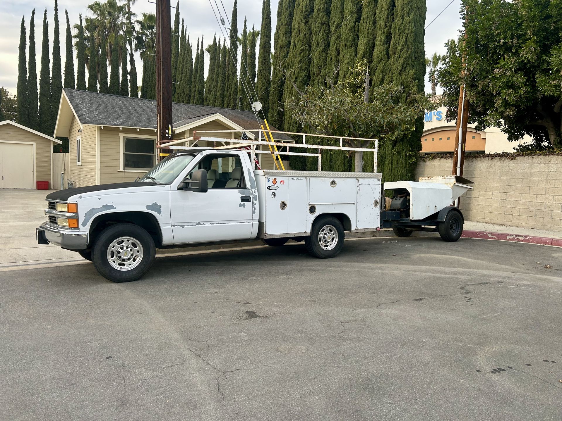 2000 Chevy 3500+ Mayco C 30 concrete pump