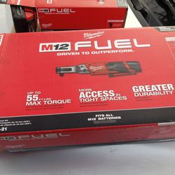 New. Milwaukee Ratchet Battery And Charger