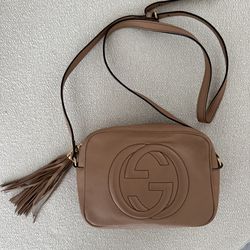 GUCCI Soho Disco Crossbody Bag in Beige Pebbled leather
