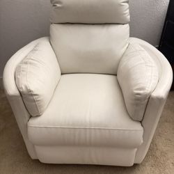 White Recliner Chair – Very Clean, Like New