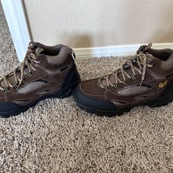 New Mt. Emey mens size 9.5 hiking boot