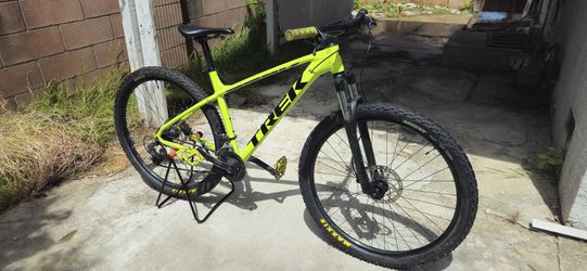 Trek Marlin 5 Mountain Bike - Needs some repairs - Large Frame