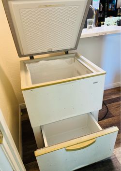 Box freezer w bottom drawer (also freezer)