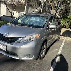 2012 Toyota sienna LE