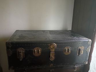 Trunk antique
