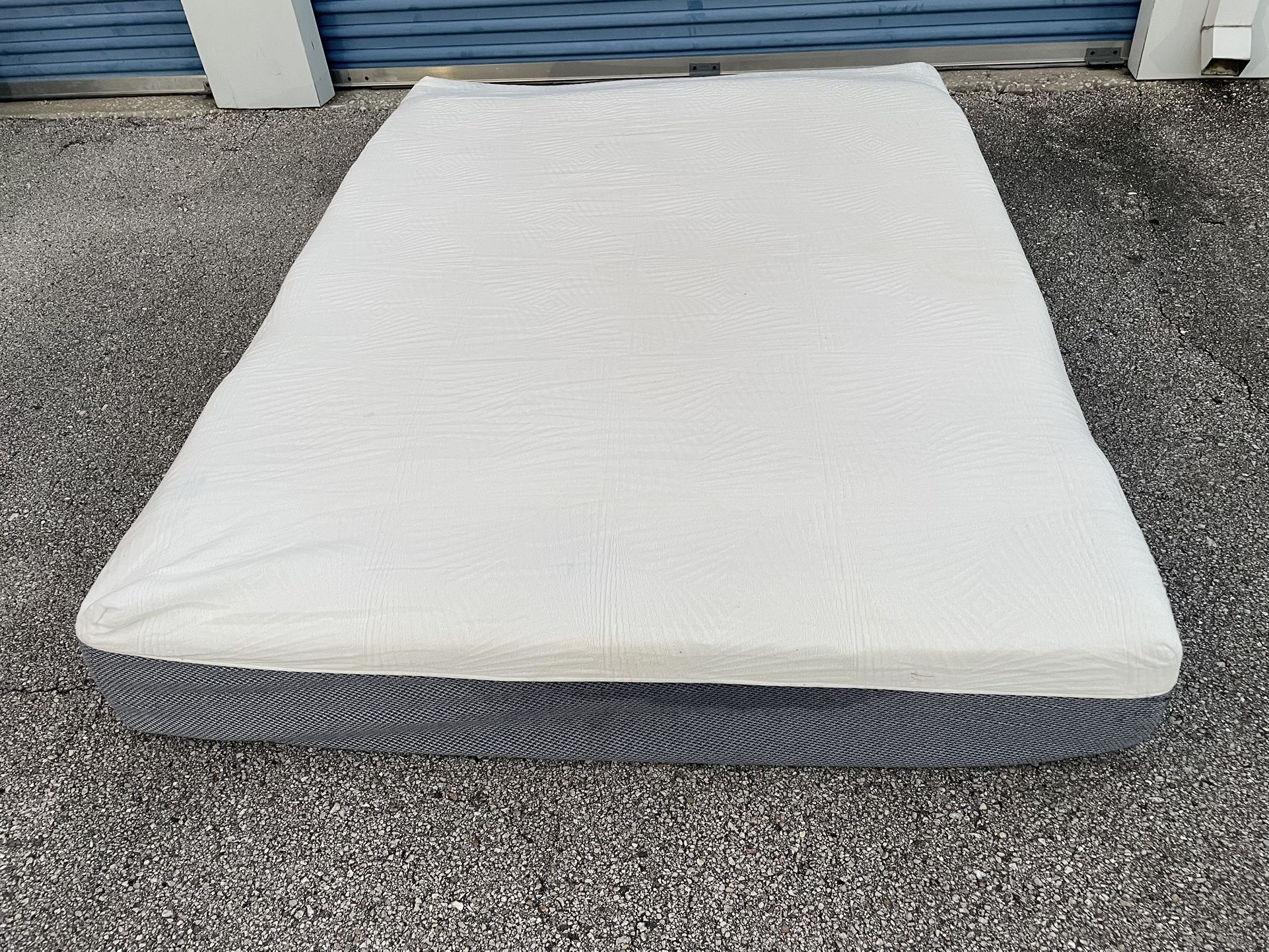 Queen Size Memory Foam Mattress -( 12” thicker, extra hard firm )- Used good/fair condition 