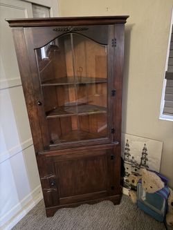 Corner hutch