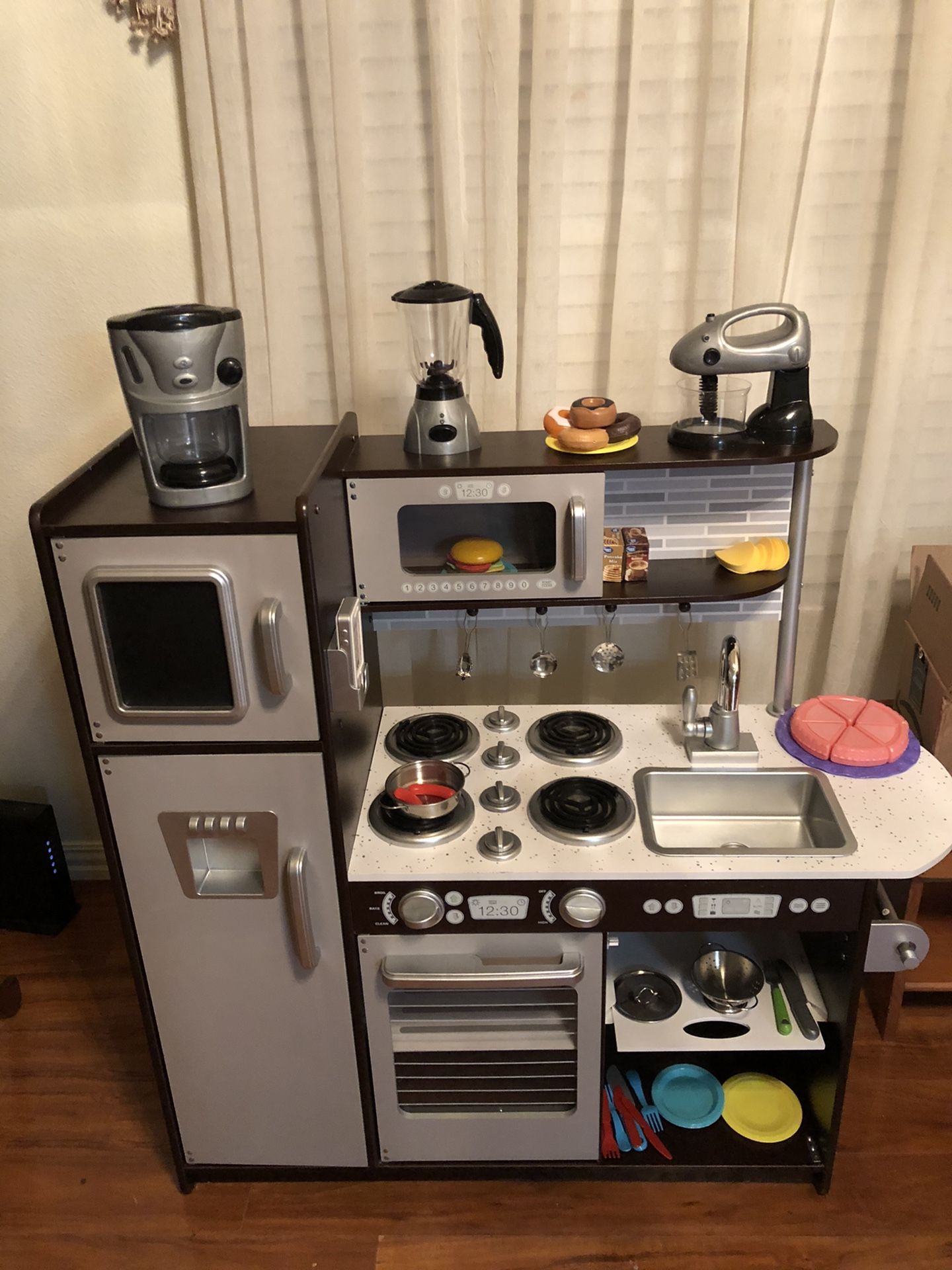 Play kitchen set