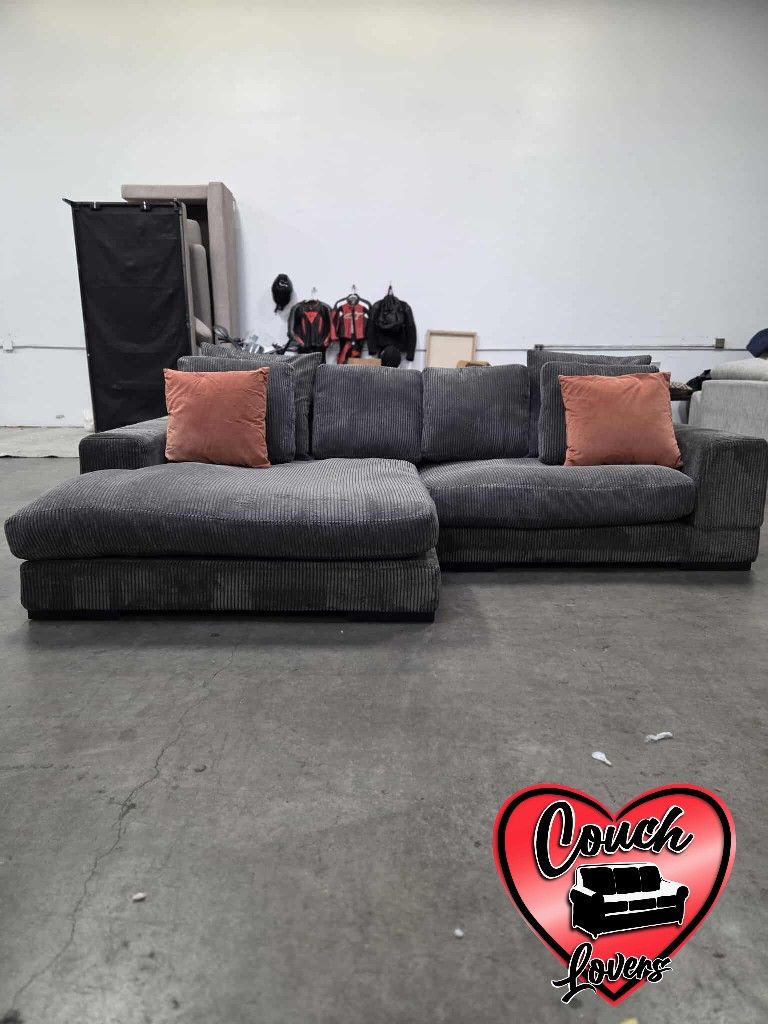 Big Chassis Sectional Couch- Free Delivery‼️