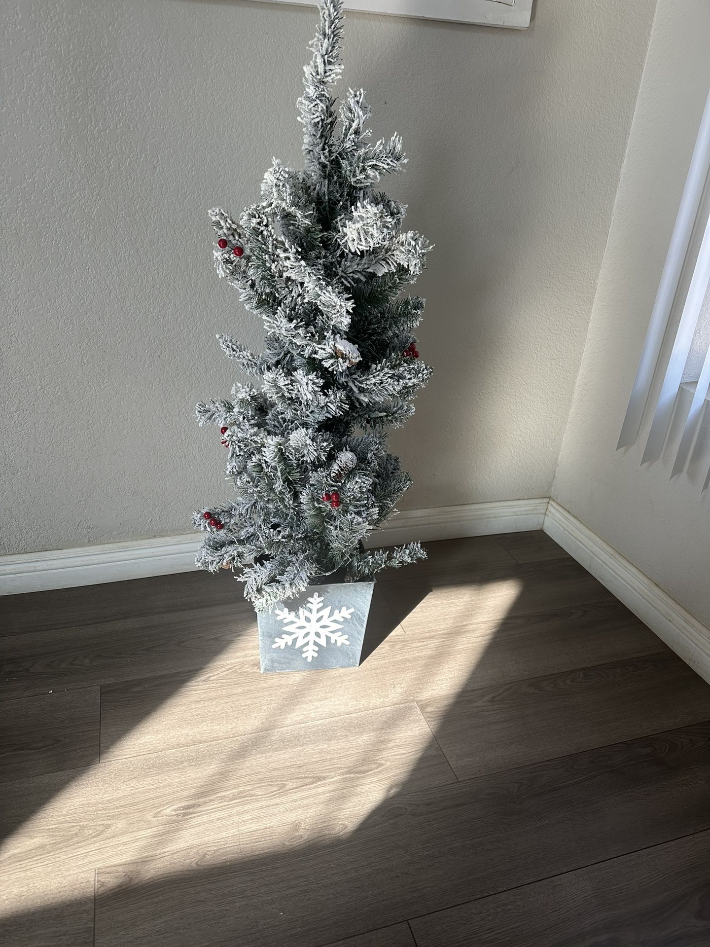 Flock Christmas Tree With Lights for Sale in Victorville, CA OfferUp