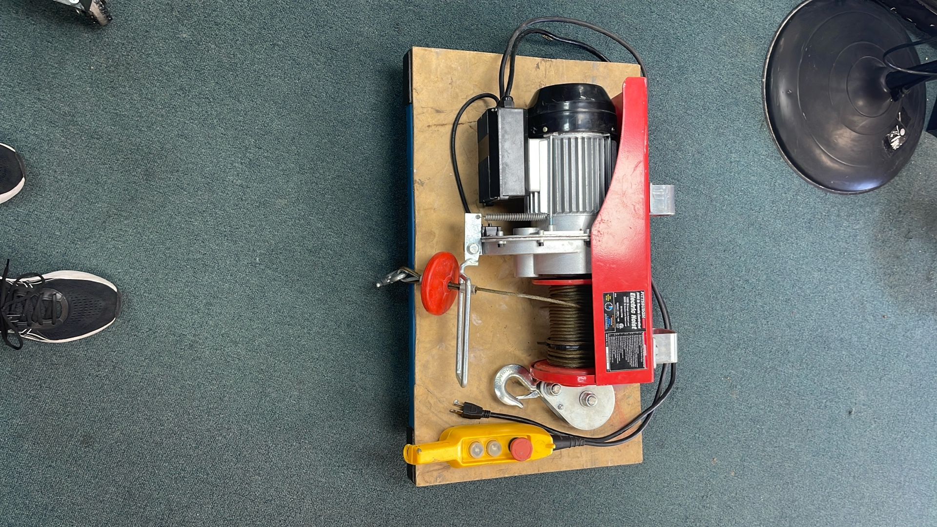 Pittsburgh 2000 Lb Remote Controlled Electric Hoist
