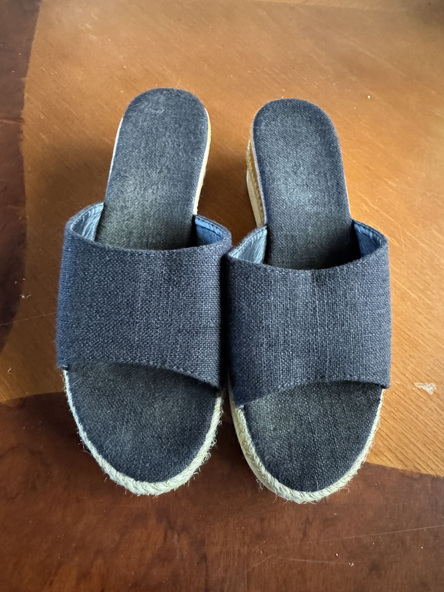 Black Woman’s Slipper Size 7