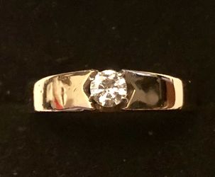 Beautiful 14 karat yellow gold woman’s diamond engagement ring