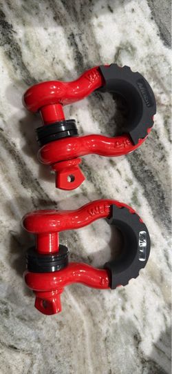 Red D-Ring Shackles with Rubber Isolators – Set of 2