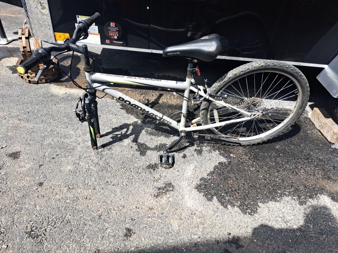 road master 18 Speed Granite peah 26" bike for fix or parts ( needs front rim)