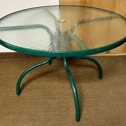 42” Round Outdoor Patio Deck Table. Round Glass Top Outdoor Dining Table with Umbrella Hole. Has some scuffs