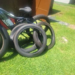 48 V 1400 W 30 amps it goes 30 miles an hour I only had it 6 months