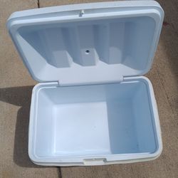 Rubbermaid Cooler 