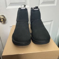 Women’s Black Ugg Classic Mini II Boot Size 7W