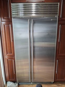 Sub zero 42 inch refrigerator w/ice maker