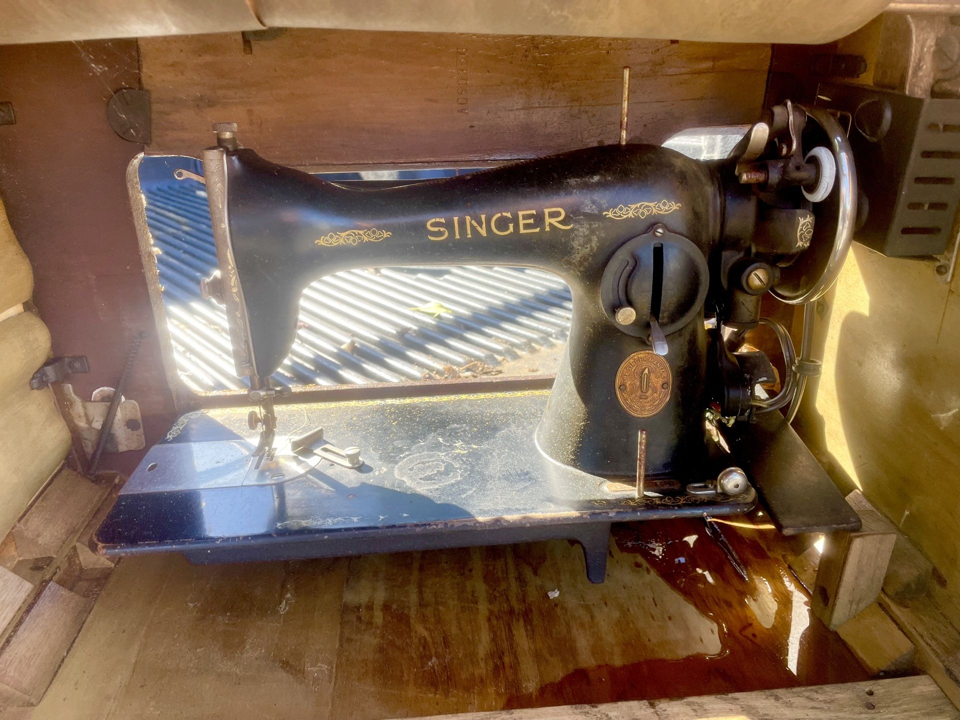 Vintage Antique Singer Sewing Machine & Cabinet
