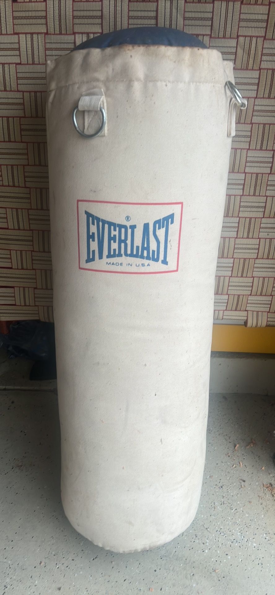 USED BOXING HEAVY PUNCHING BAG (EVERLAST)