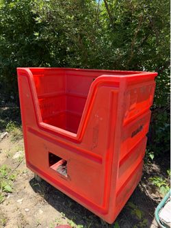 Bin with wheels