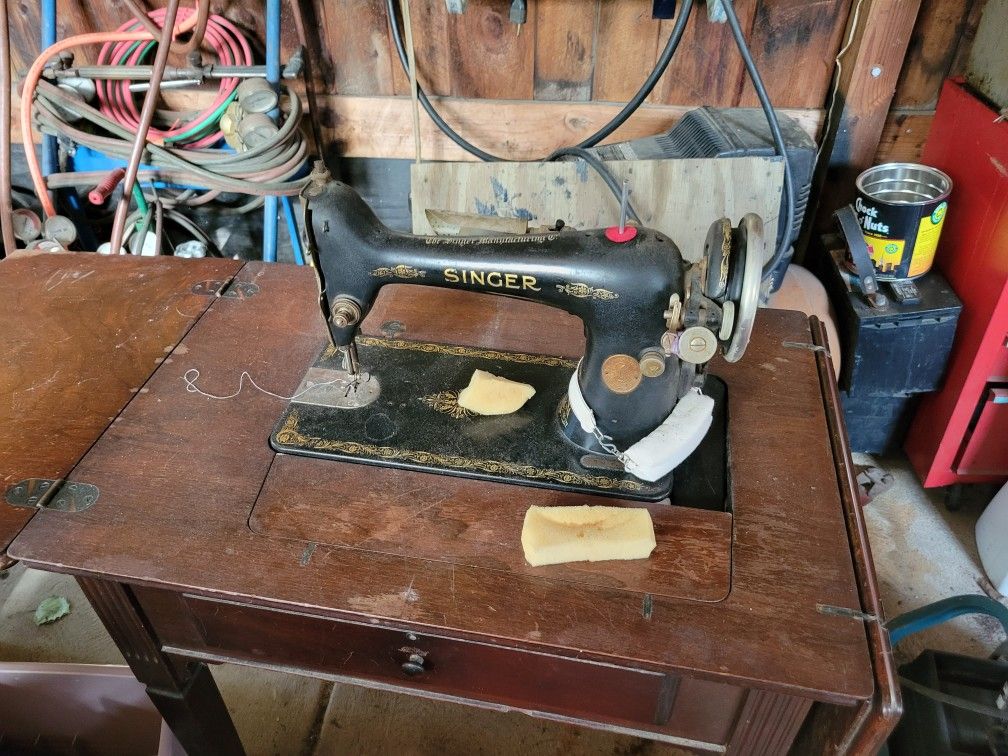 1900s Singer Sawing Machine