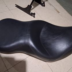 2006 Harley Davidson Street Bob FXDBI seat