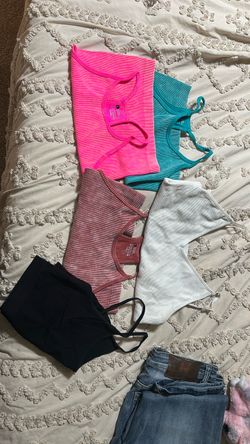Ladies crop tanks size large
