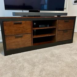 Hammary Furniture Franklin Entertainment Console