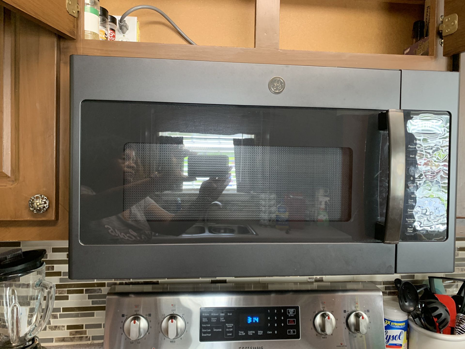 G E above stove Microwave