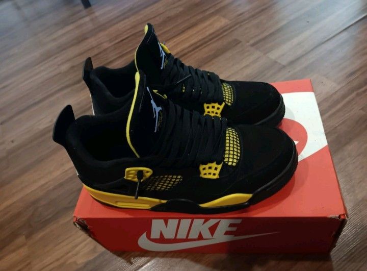 THUNDER JORDAN 4'S! Size 8
