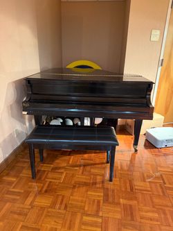 Baldwin, baby grand piano