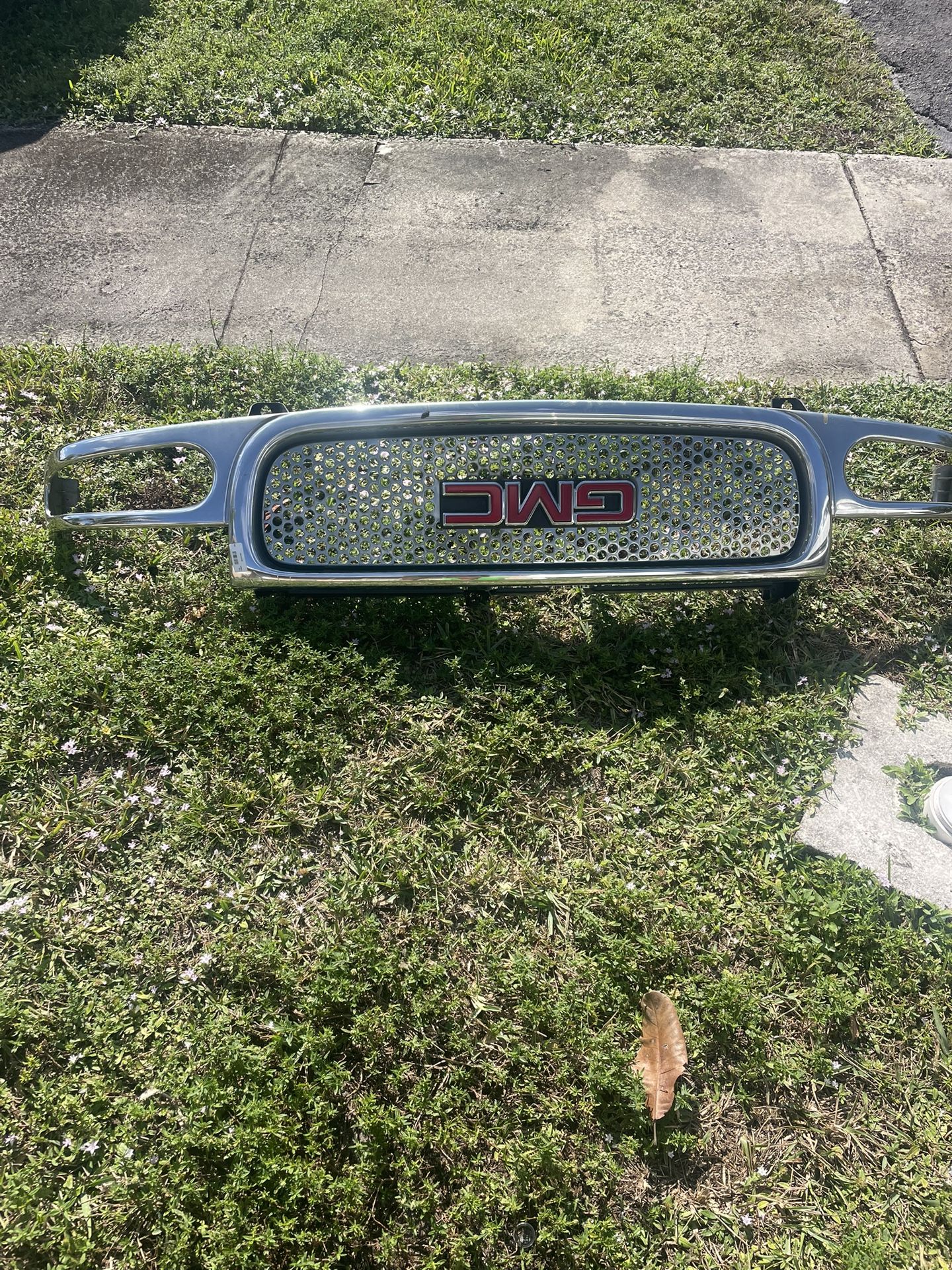 03-07 GMC Sierra Grill