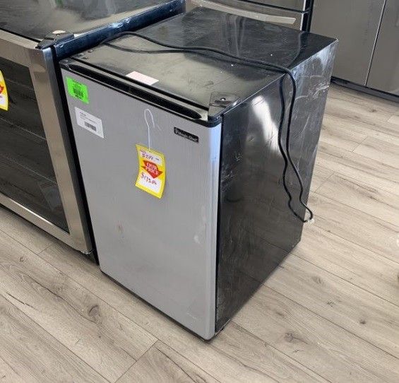 MAGIC CHEF HMR440SE MINI FRIDGE