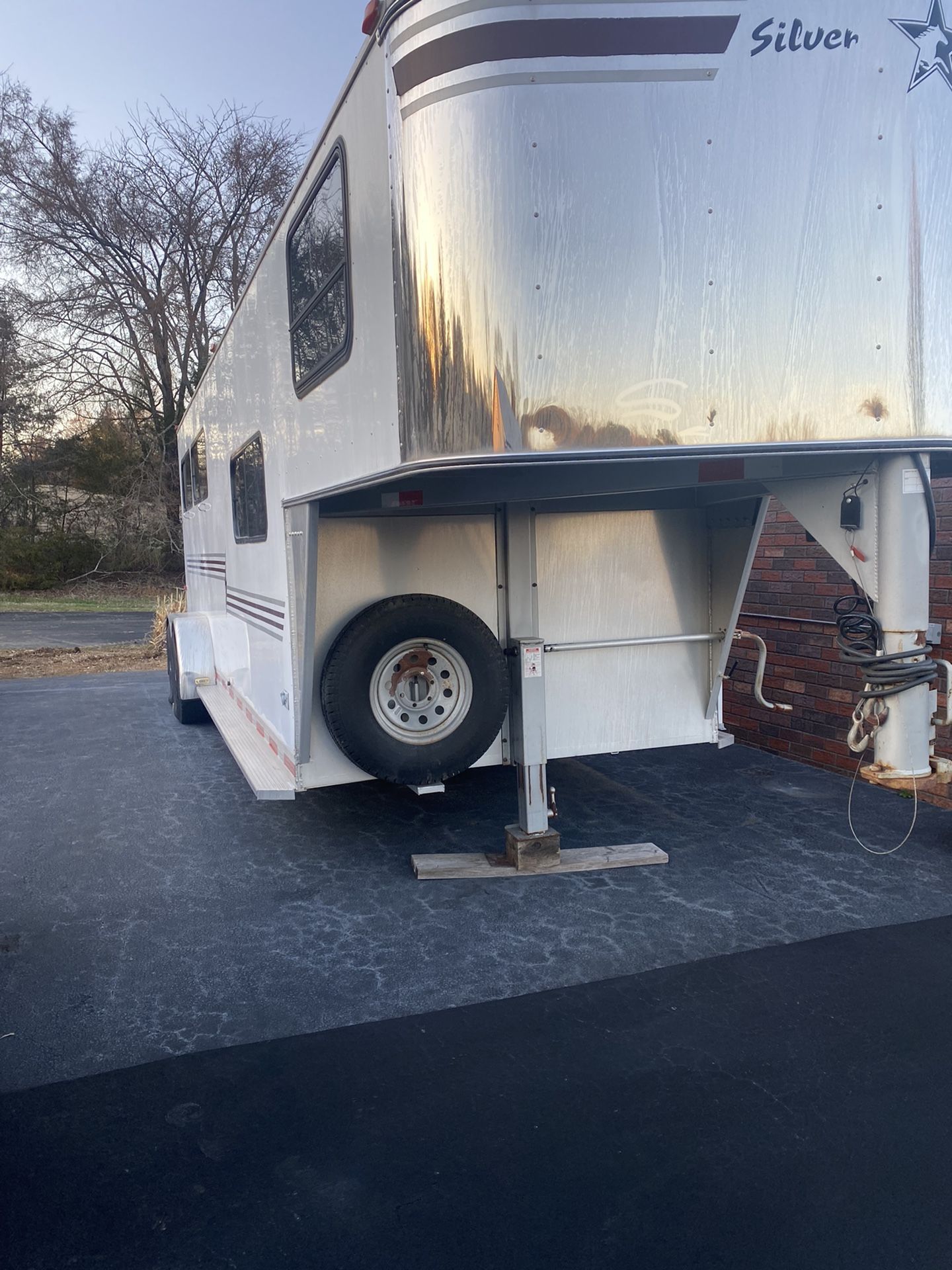 Silver Star 3 Horse Trailer With Bunk House And Kitchen 