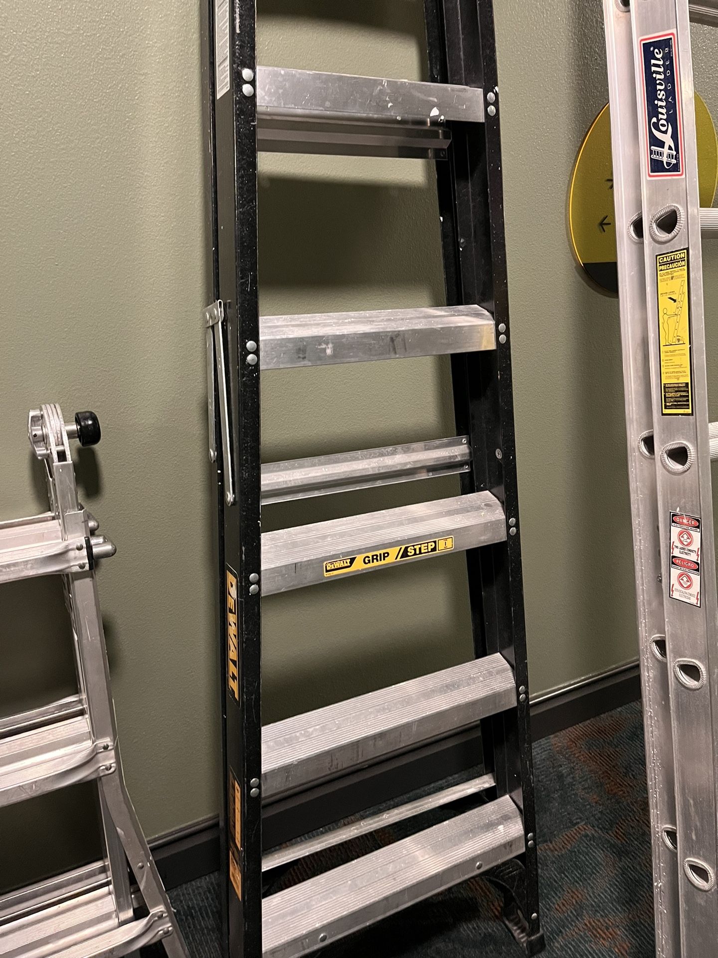 Dewalt 6 Foot Ladder Black Fiberglass