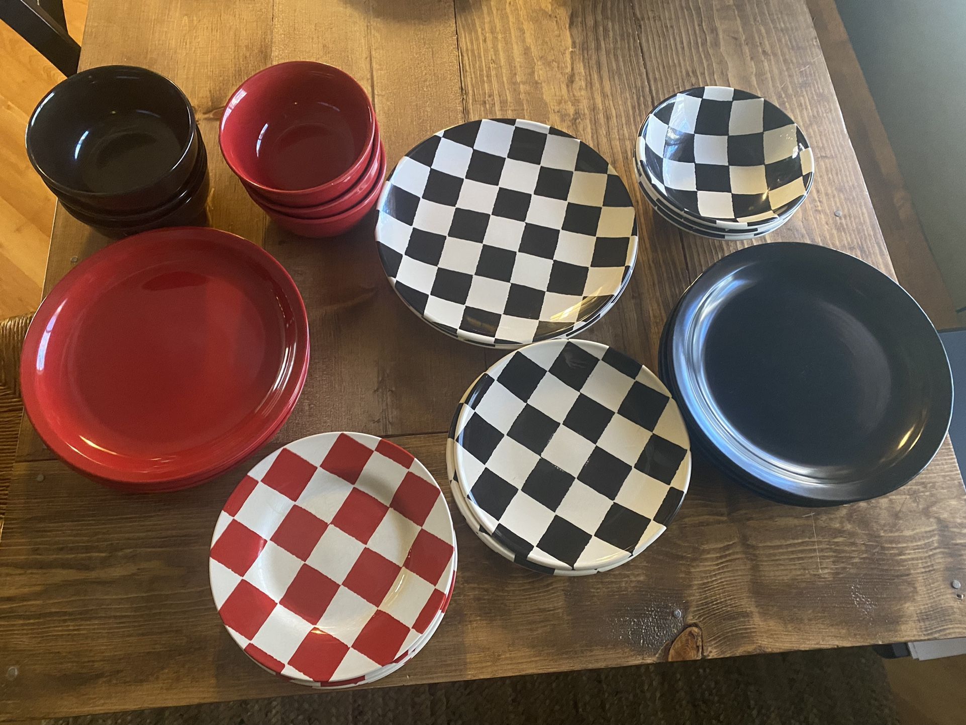 Checkered Dishes /28 Pieces Total