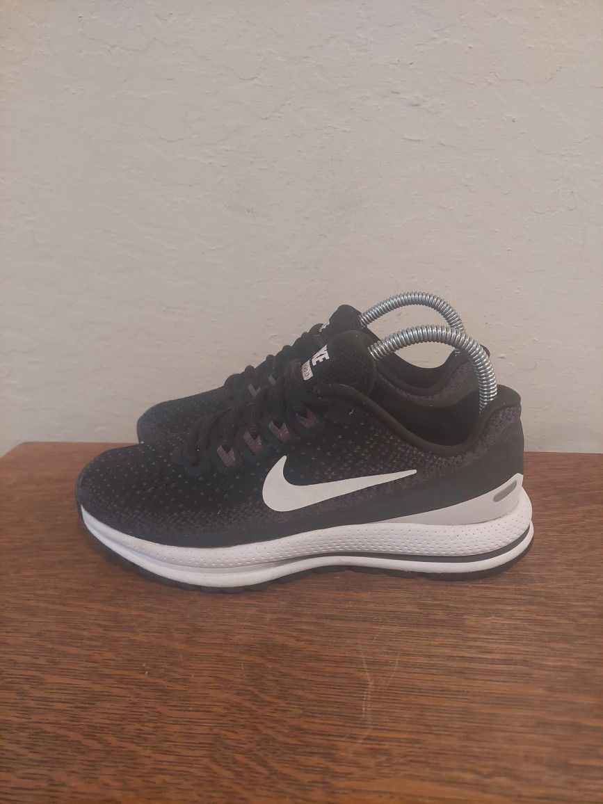 Nike Zoom Vomero 13 Athletic Running Shoes
Women's Size 6.5